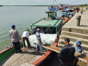 Sat Polairud Polres Langsa Laksanakan Patroli Dialogis di TPI Kuala Langsa, Tekankan Keselamatan dan Kelestarian Laut