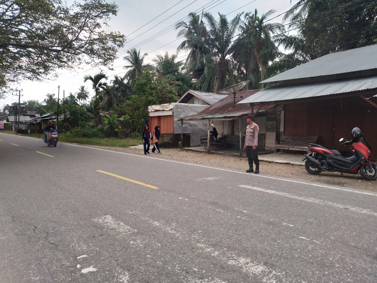 Polsek Sungai Raya Laksanakan Protap 01, Atur Lalu Lintas di Lingkungan Sekolah