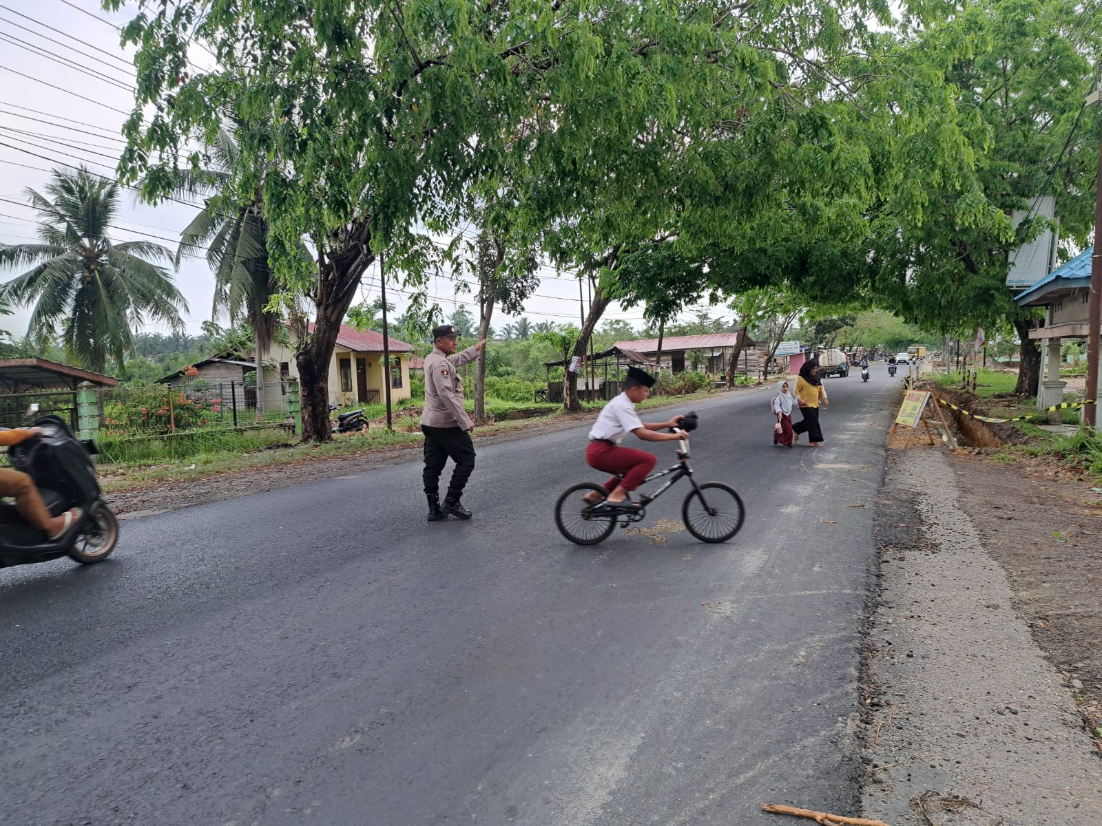 Polsek Birem Bayeun Laksanakan Protap 01 Pengaturan Lalin di Kawasan Padat Aktivitas