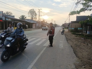 Polsek Manyak Payed Tingkatkan Gatur Lalin Pagi di Lingkungan Sekolah