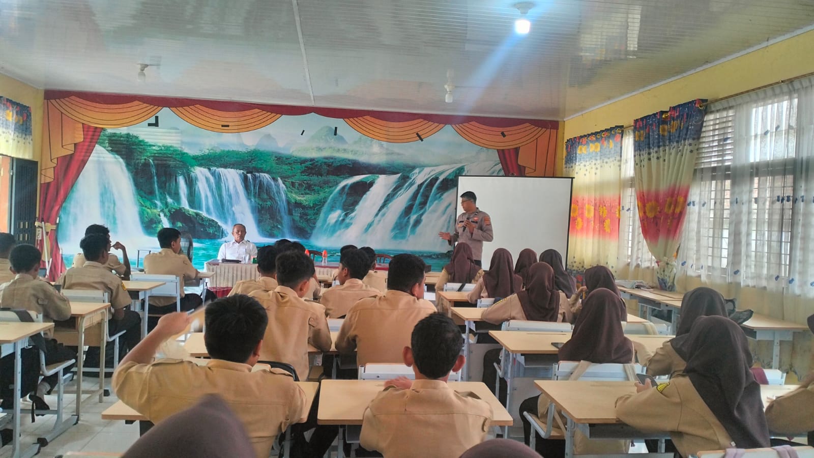 Sat Binmas Polres Langsa Edukasi Pelajar Lewat Program Saweu Sikula dan Sosialisasi E-Learning Polri