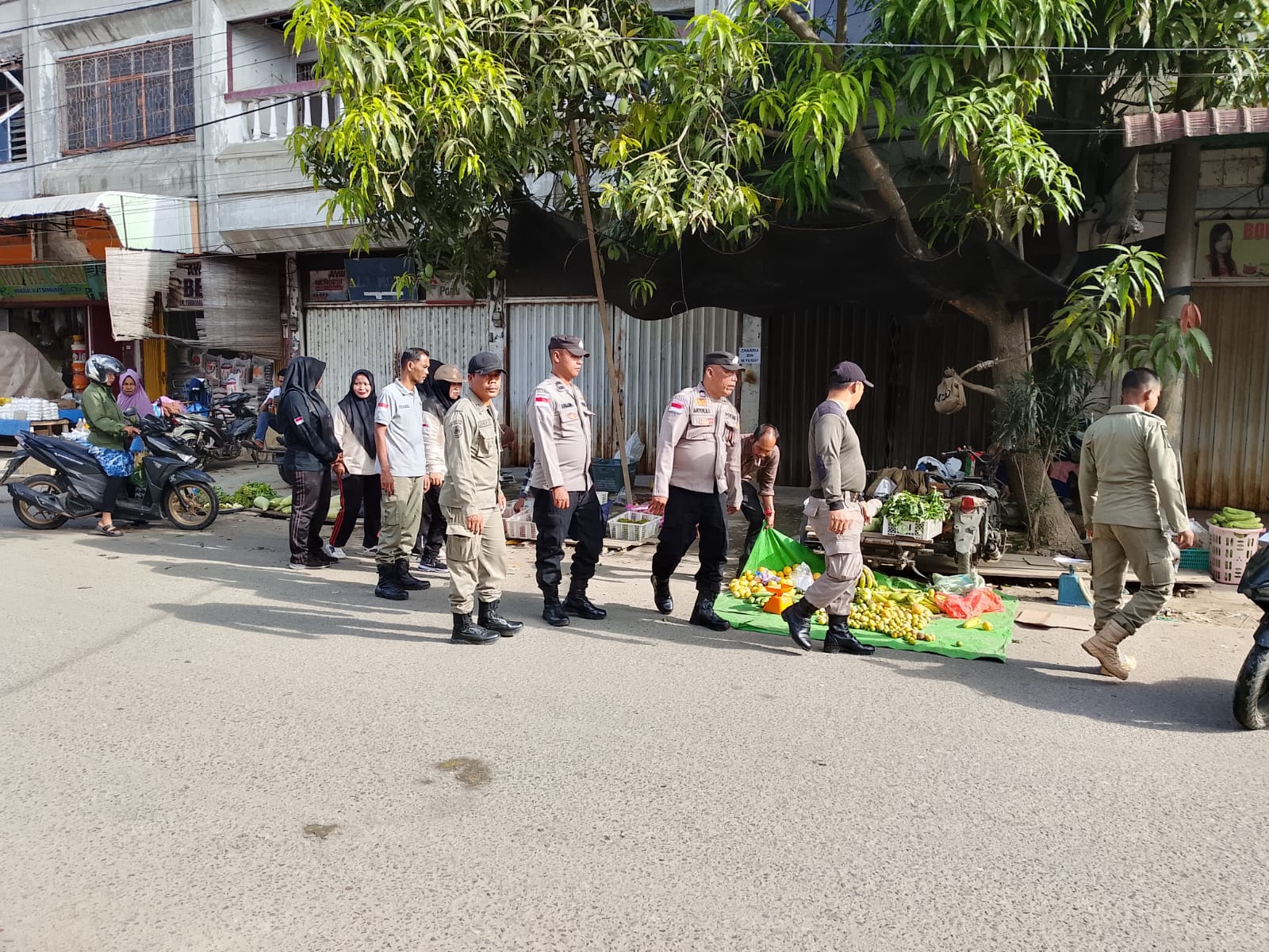 Polsek Langsa Kawal Penertiban PKL di Pasar Induk Demi Ketertiban Kota