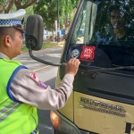 Satlantas Polres Langsa Edukasi Pengguna Jalan Melalui Pembagian Stiker Keselamatan