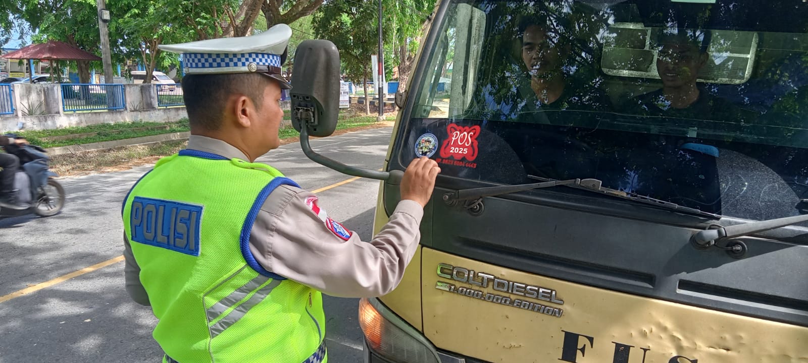 Satlantas Polres Langsa Edukasi Pengguna Jalan Melalui Pembagian Stiker Keselamatan