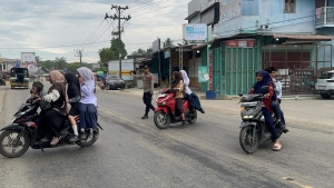 Polsek Rantau Selamat Intensifkan Pengaturan Lalu Lintas di Jalur Strategis Pagi Hari