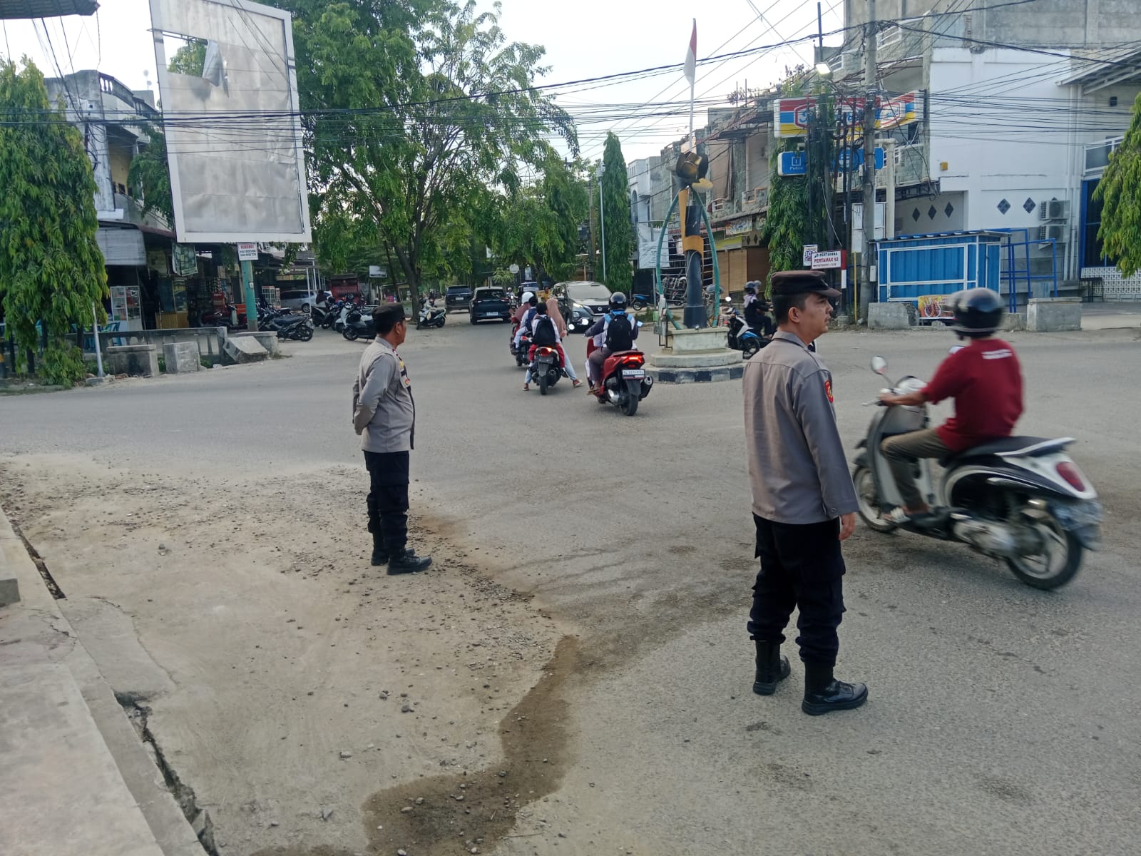 Polsek Langsa Laksanakan Protap 01 Pengaturan Lalin di Titik Rawan Kemacetan