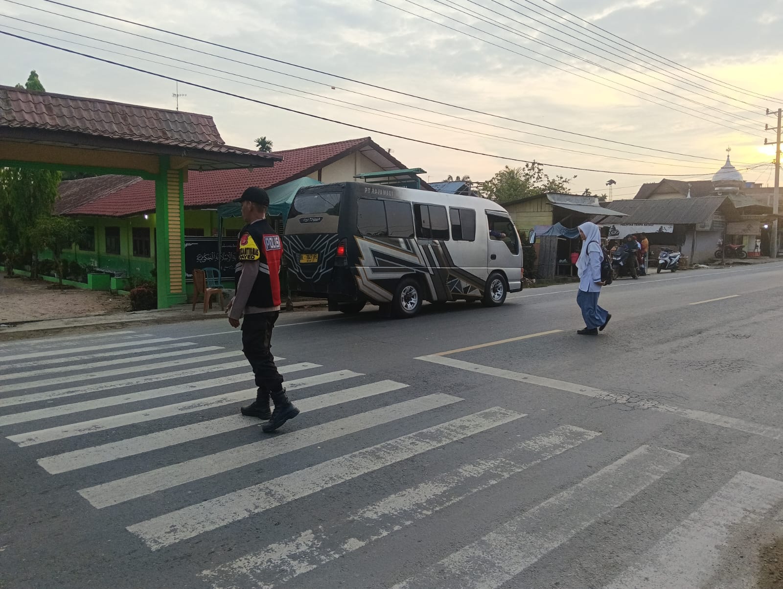 Polsek Manyak Payed Tingkatkan Pelayanan Pagi Lewat Gatur Lalin di Lingkungan Sekolah