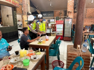 Satlantas Polres Langsa Gencarkan Edukasi Tertib Berlalu Lintas di Warkop