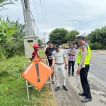 Satlantas Polres Langsa Pasang Rambu Darurat di Titik Rawan Kecelakaan