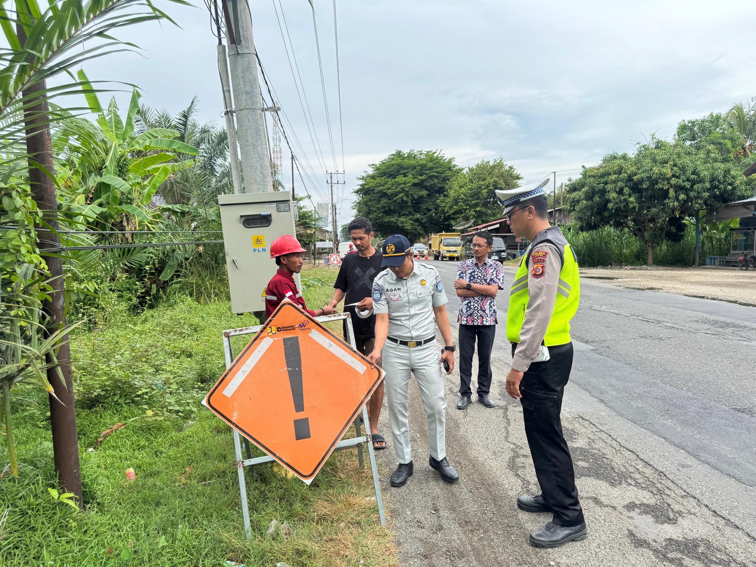 Satlantas Polres Langsa Pasang Rambu Darurat di Titik Rawan Kecelakaan