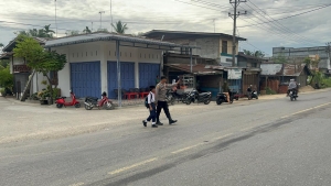 Polsek Rantau Selamat Laksanakan Strong Point Pagi di Jalur Padat Aktivitas Warga