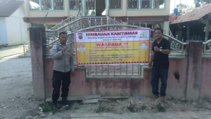 Polsek Manyak Payed Pasang Spanduk Himbauan Antisipasi Curanmor di Sejumlah Titik Strategis