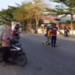 Polsek Rantau Selamat Laksanakan Strong Point Pagi Berikan Pelayanan Lalu Lintas kepada Masyarakat
