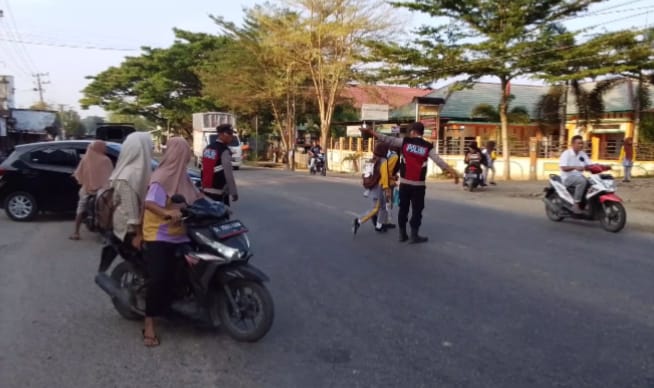 Polsek Rantau Selamat Laksanakan Strong Point Pagi Berikan Pelayanan Lalu Lintas kepada Masyarakat