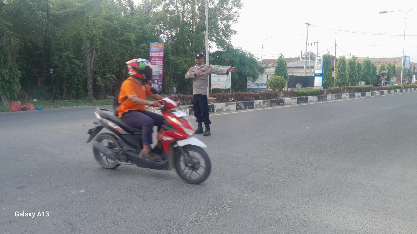 Polsek Langsa Barat Laksanakan Gatur Lalin Pagi di Titik Rawan Dukung Kamtibcarlantas