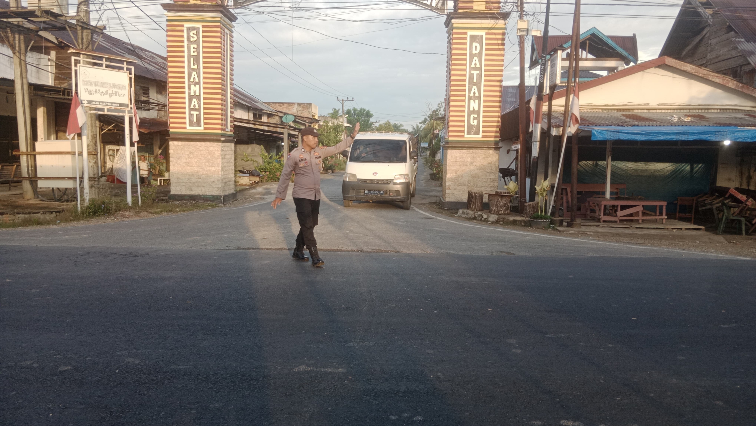 Polsek Birem Bayeun Laksanakan Gatur Lalin Pagi di Titik Rawan Dukung Kamtibcarlantas