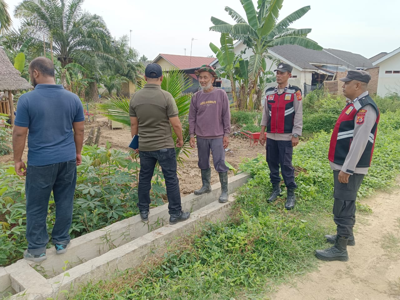 Polsek Manyak Payed Laksanakan Patroli Siang Pasca Banjir Pantau Aktivitas Warga