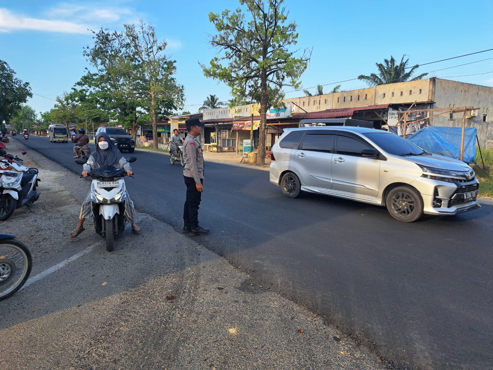 Polsek Birem Bayeun Laksanakan Protap 01 di Simpang Keude dan Sekolah untuk Ciptakan Kamseltibcarlantas