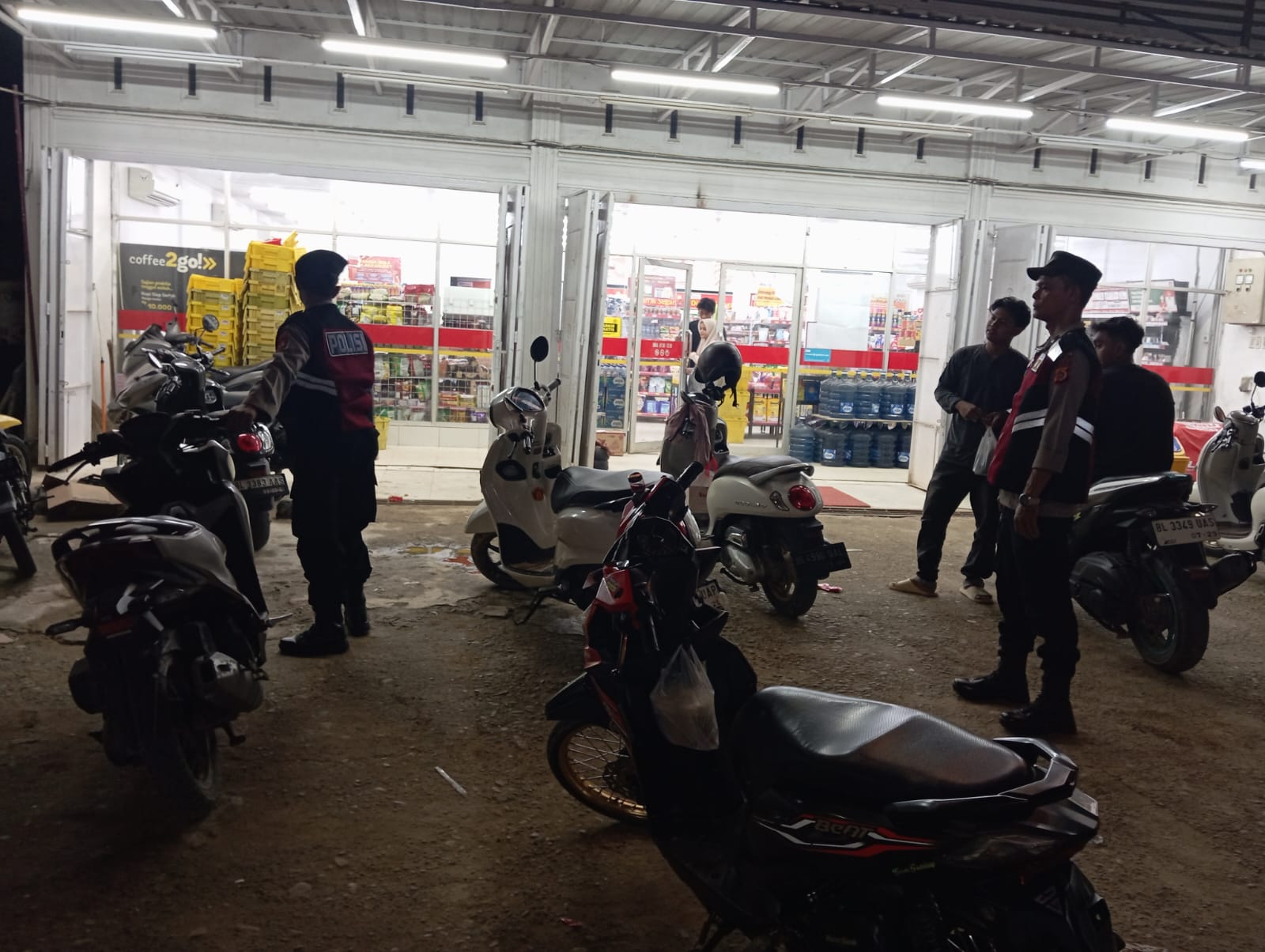 Polsek Manyak Payed Laksanakan Patroli Malam untuk Ciptakan Situasi Kamtibmas Kondusif