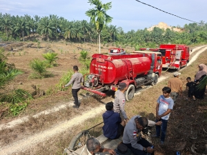 Polsek Birem Bayeun Sigap Tangani Kebakaran Lahan di Gampong Merbau Dua