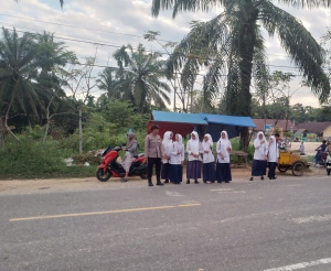 Polsek Sungai Raya Laksanakan Protap 01 Pengaturan Lalin di Kawasan Sekolah