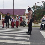 Polsek Manyak Payed Laksanakan Protap 01 di Kawasan Sekolah untuk Kelancaran Lalu Lintas