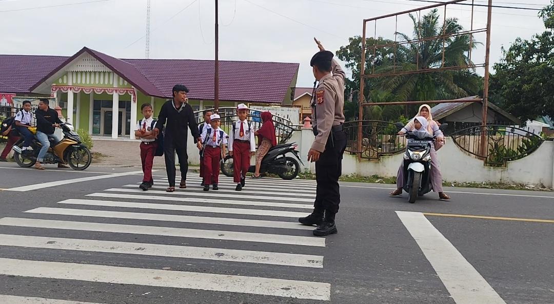 Polsek Manyak Payed Laksanakan Protap 01 di Kawasan Sekolah untuk Kelancaran Lalu Lintas