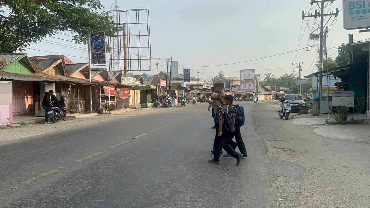 Polsek Rantau Selamat Gelar Strong Point Pagi Atur Lalu Lintas di Jalur Nasional