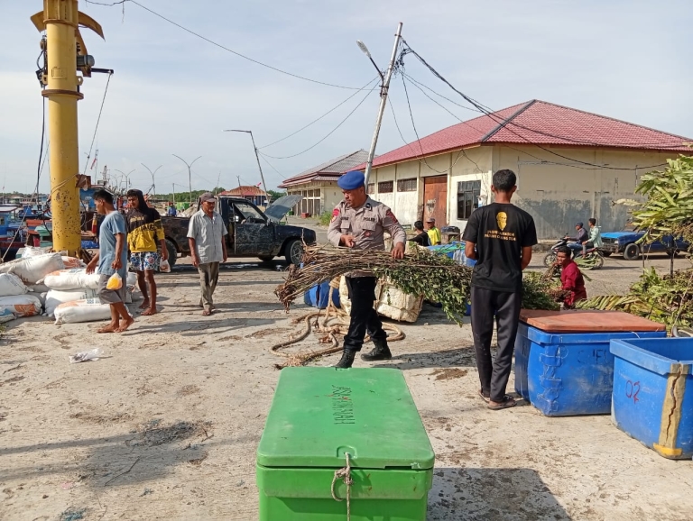 Patroli Dialogis Sat Polairud Polres Langsa Tingkatkan Pengawasan Aktivitas Nelayan di TPI Kuala Langsa