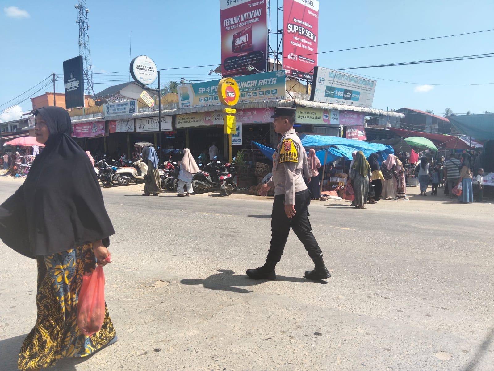 Polsek Sungai Raya Laksanakan Protap 01 untuk Ciptakan Kamseltibcarlantas di Kawasan Pasar Pekan