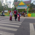 Polsek Manyak Payed Laksanakan Pengaturan Lalu Lintas di Kawasan Sekolah pada Jam Sibuk Pagi
