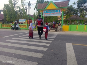 Polsek Manyak Payed Laksanakan Pengaturan Lalu Lintas di Kawasan Sekolah pada Jam Sibuk Pagi