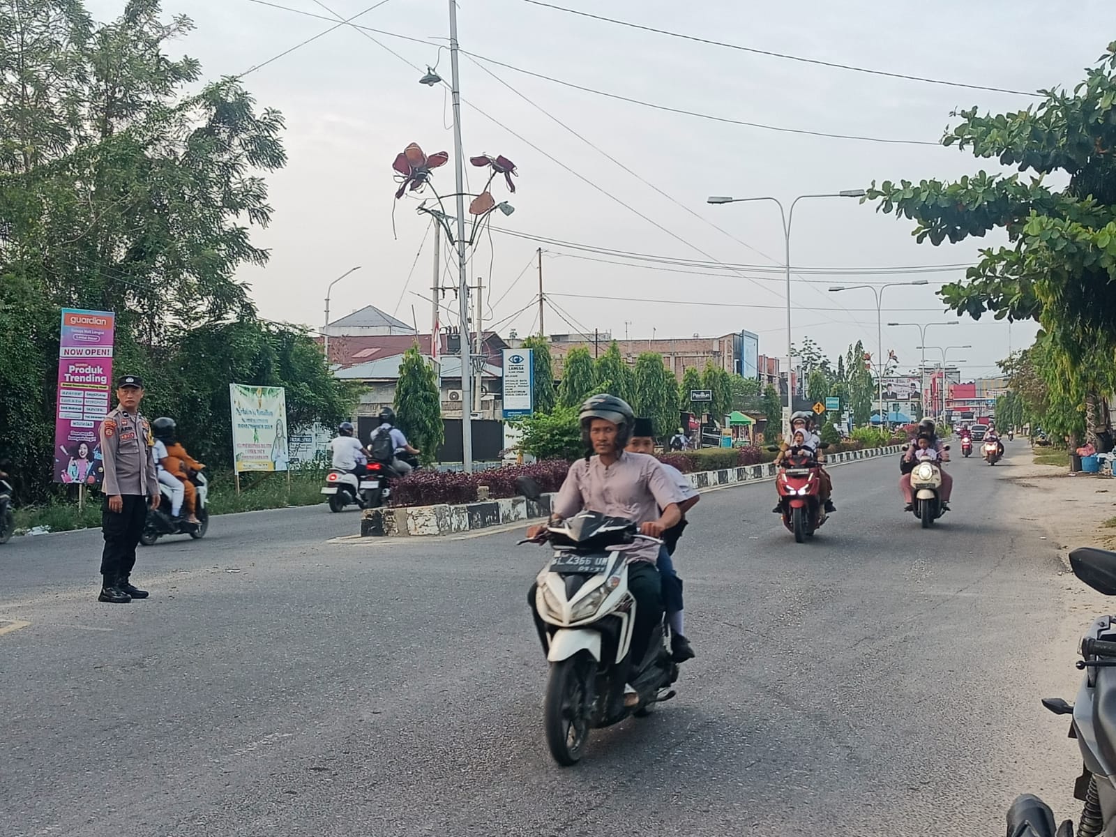 Polsek Langsa Barat Laksanakan Protap 01 melalui Pengaturan Lalu Lintas di Titik Rawan Kemacetan