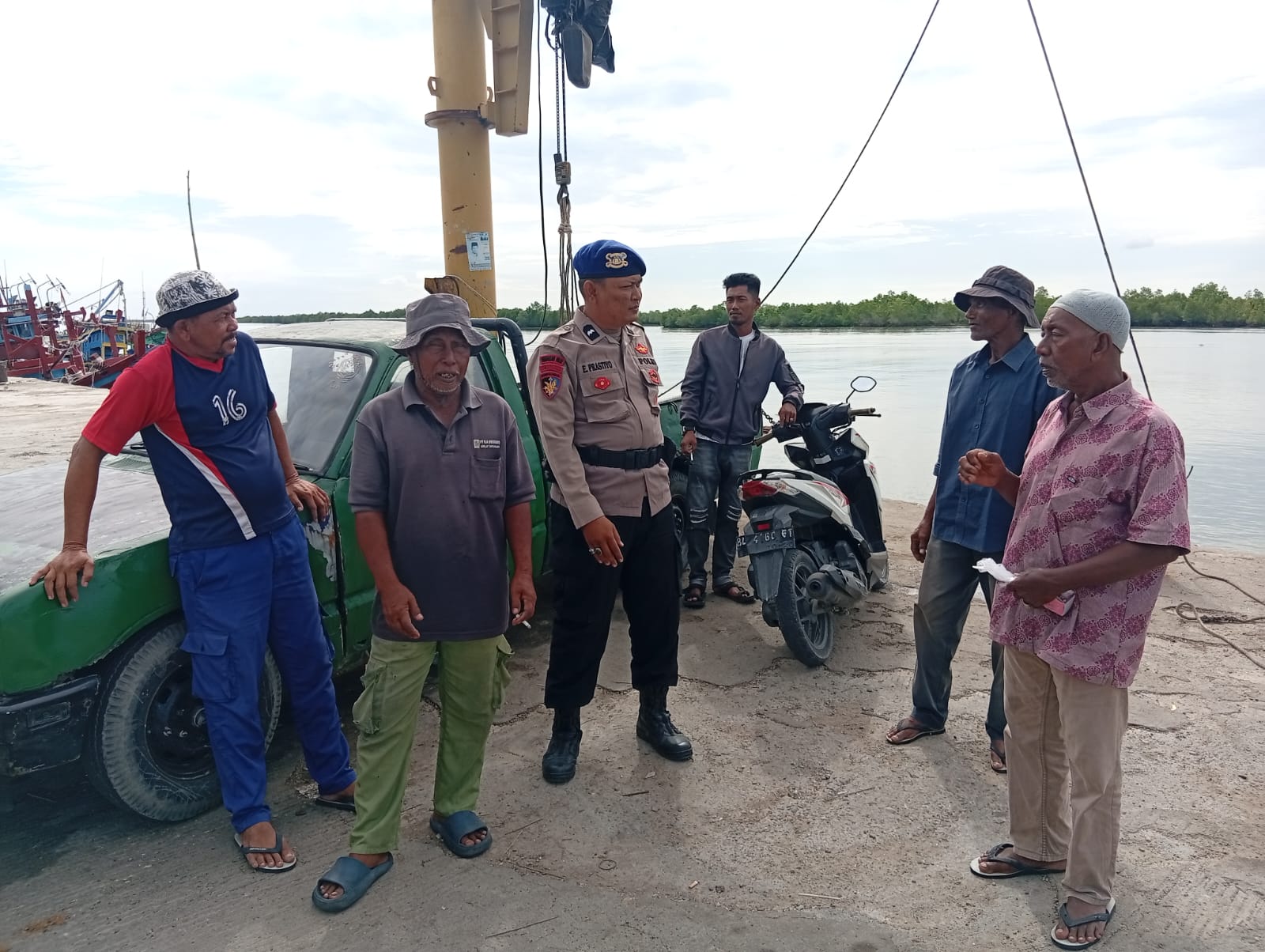 Sat Polairud Polres Langsa Tingkatkan Pengawasan Nelayan di TPI Kuala Langsa