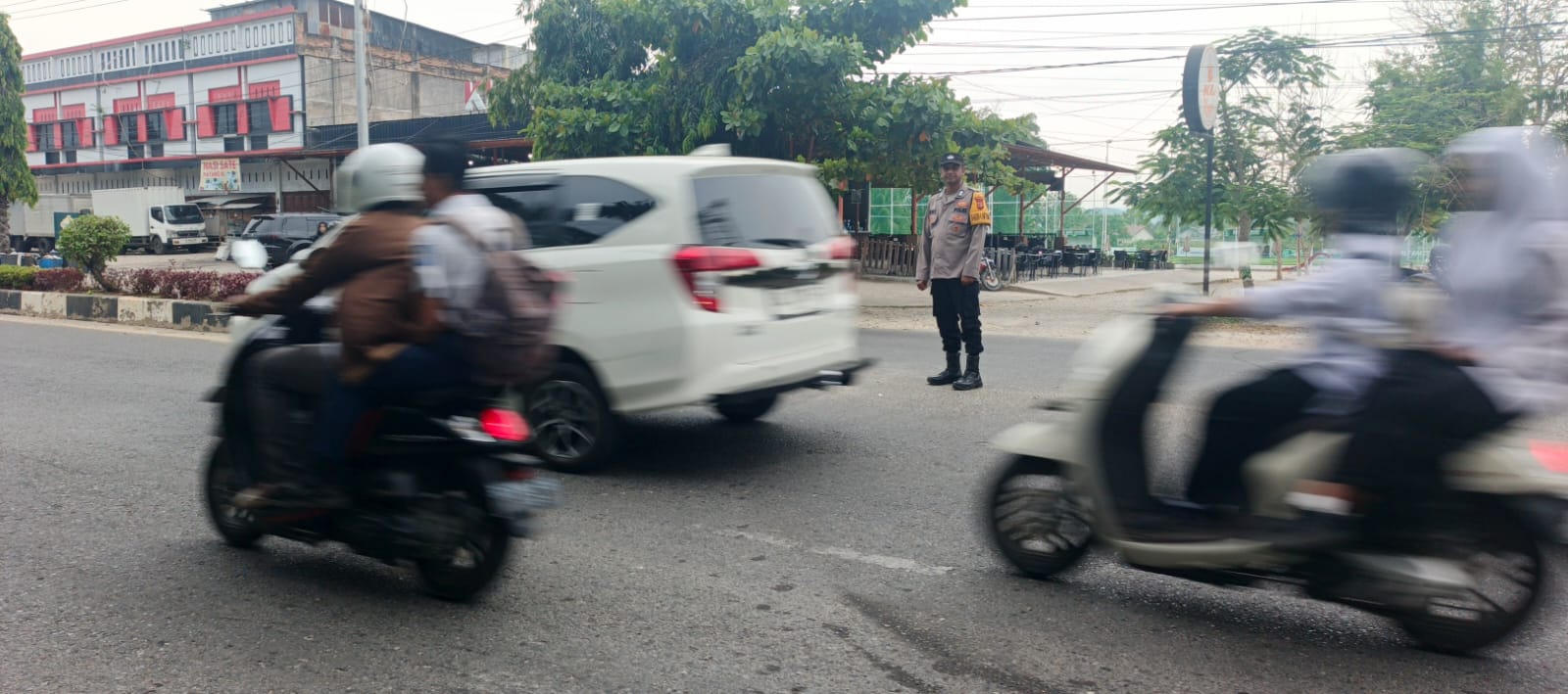 Polsek Langsa Barat Intensifkan Pengaturan Lalu Lintas Pagi untuk Wujudkan Kamseltibcarlantas di Titik Rawan Kemacetan