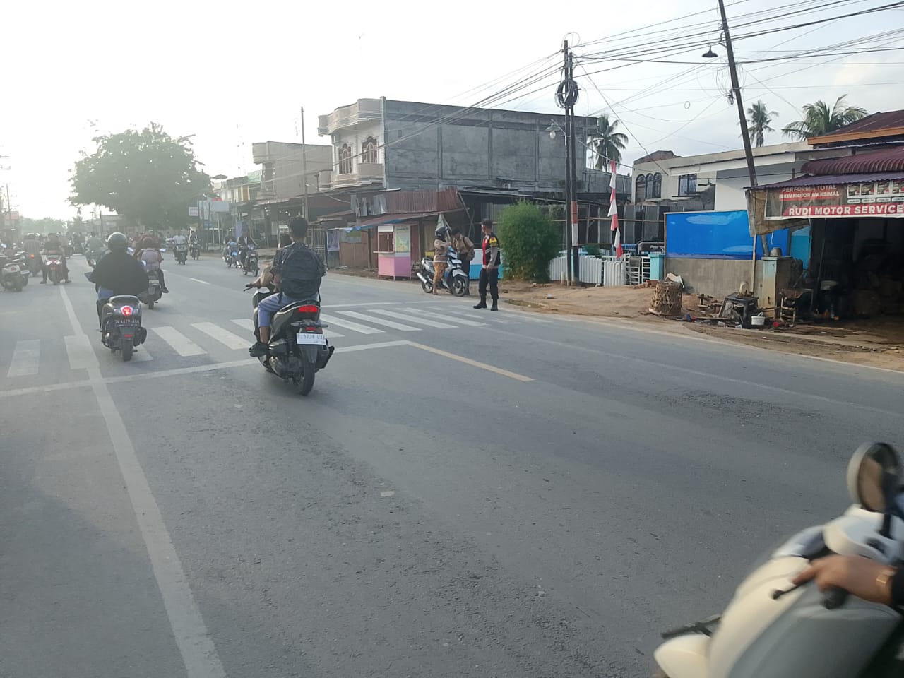 Polsek Manyak Payed Tingkatkan Pelayanan Pagi di Kawasan Sekolah Melalui Pengaturan Lalu Lintas