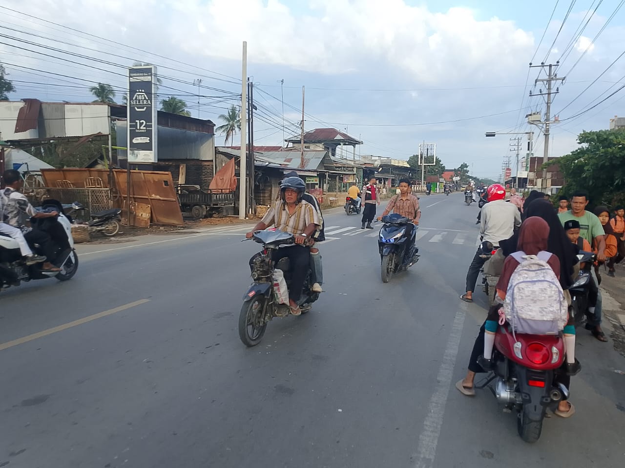 Polsek Manyak Payed Laksanakan Gatur Lalin dan Pelayanan Pagi di Kawasan Sekolah
