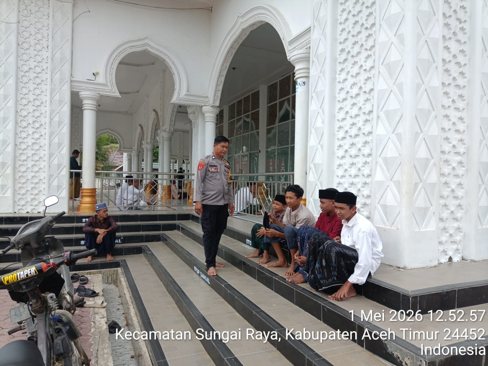 Polsek Sungai Raya Laksanakan Pengamanan Sholat Jumat, Pererat Sinergi dengan Masyarakat