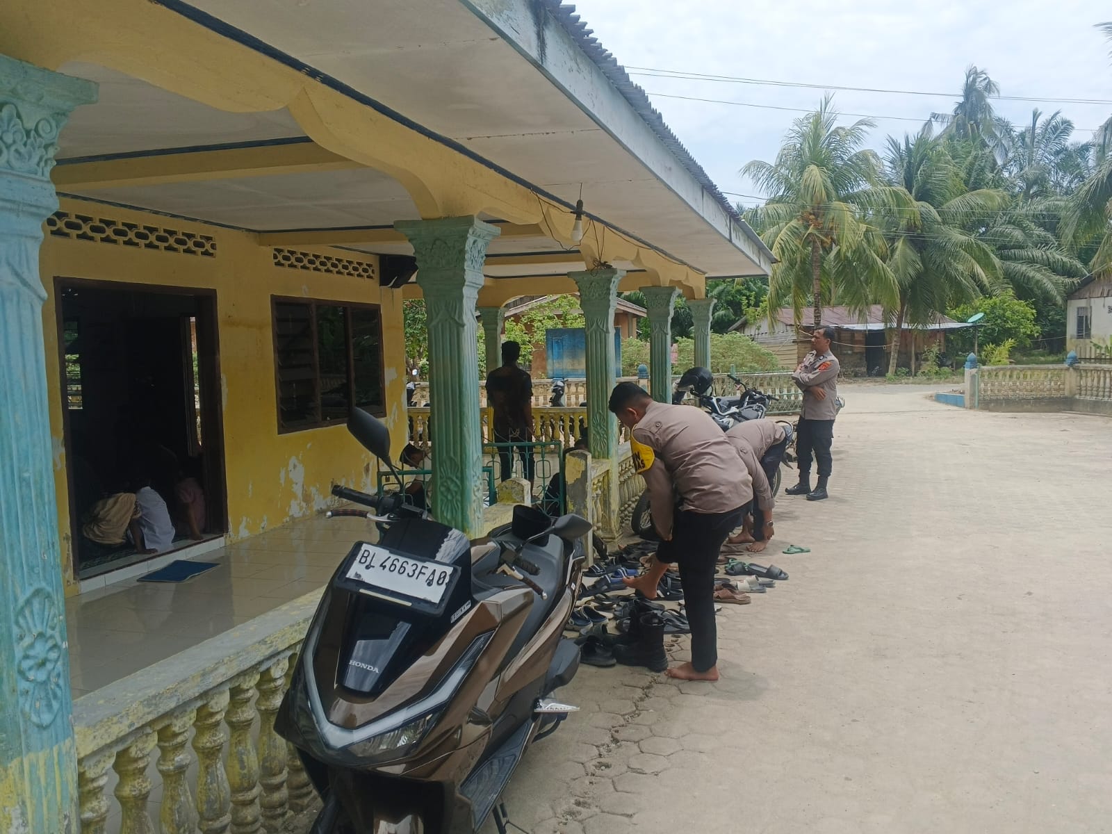 Polsek Rantau Selamat Amankan Sholat Jumat, Wujudkan Ibadah Aman dan Kondusif di Tengah Masyarakat