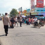 Polsek Sungai Raya Laksanakan Protap 01, Tertibkan Lalu Lintas di Simpang Pasar Pekan
