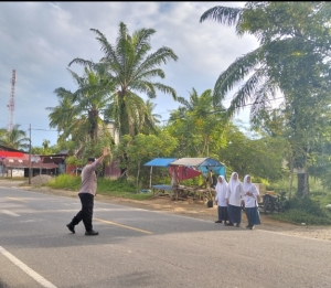 Polsek Sungai Raya Laksanakan Protap 01 dengan Pengaturan Lalu Lintas di Kawasan Sekolah