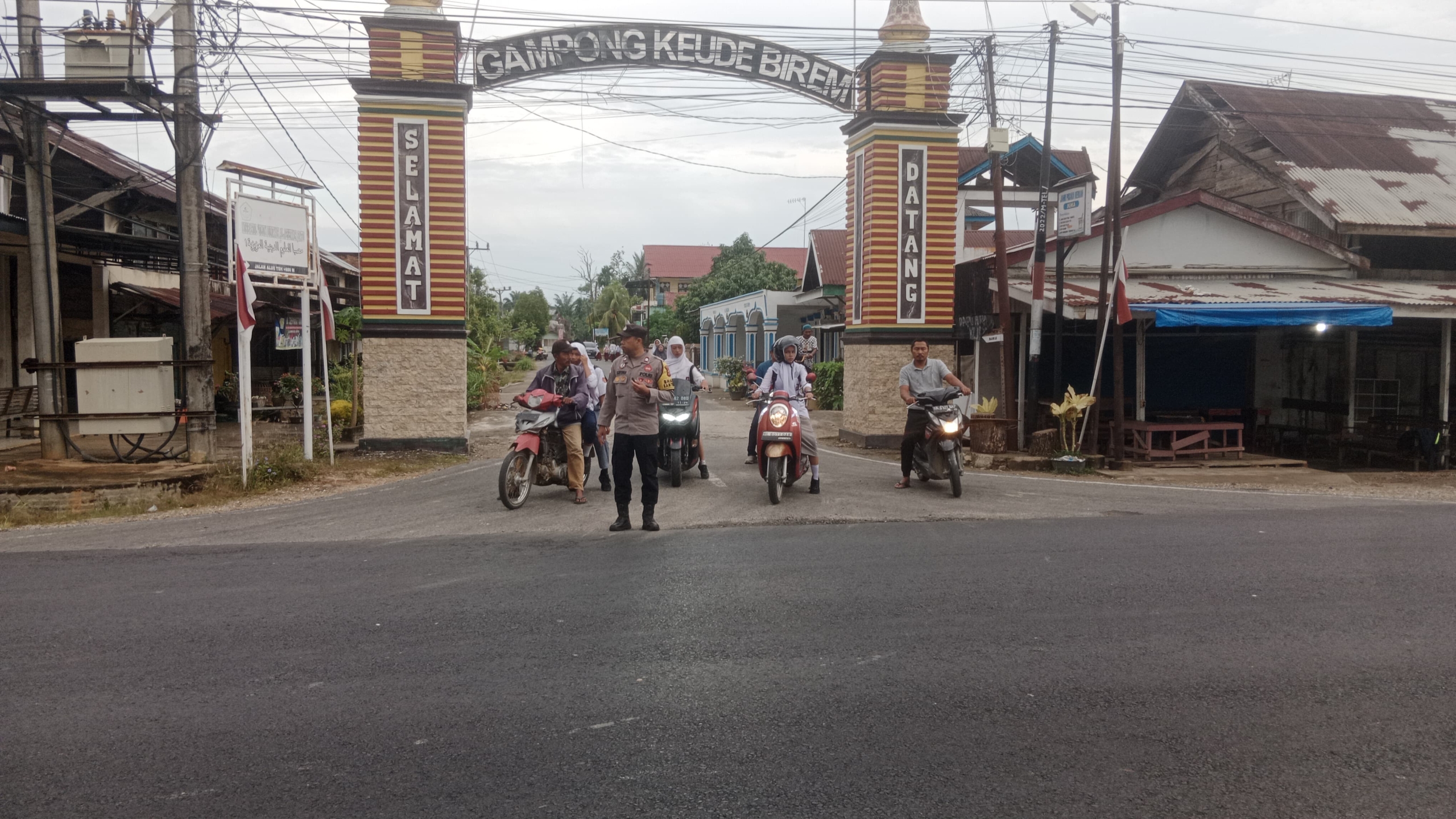 Polsek Birem Bayeun Laksanakan Protap 01 dengan Pengaturan Lalu Lintas di Kawasan Sekolah dan Simpang Padat