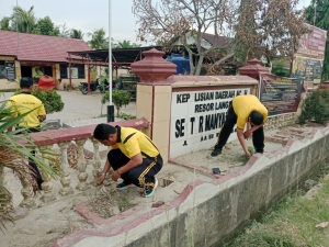 Personel Polsek Manyak Payed Gelar Gotong Royong Bersihkan Lingkungan Mako