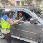 Satlantas Polres Langsa Bagikan Brosur Tertib Berlalu Lintas kepada Pengguna Jalan