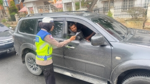 Satlantas Polres Langsa Bagikan Brosur Tertib Berlalu Lintas kepada Pengguna Jalan