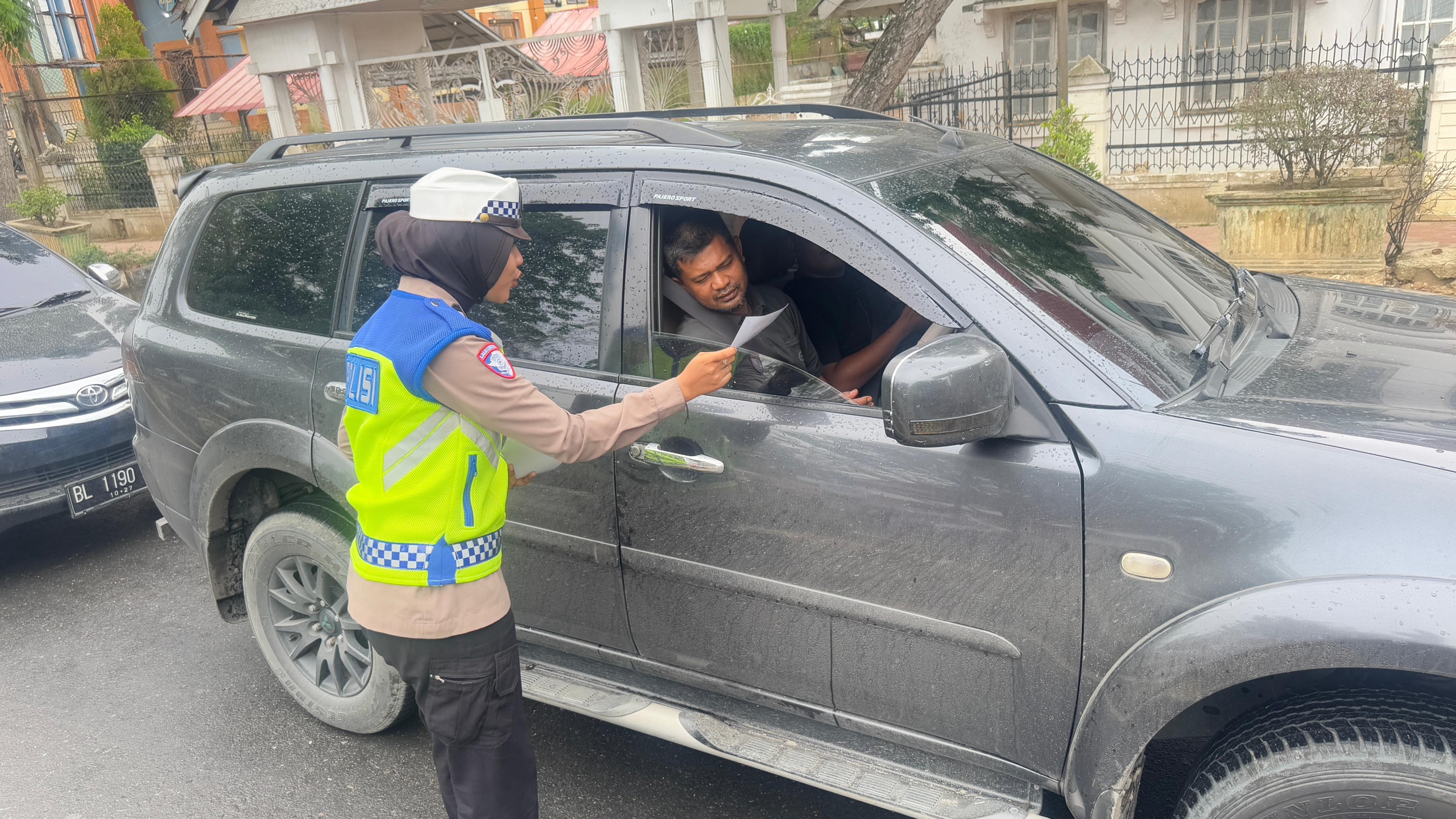 Satlantas Polres Langsa Bagikan Brosur Tertib Berlalu Lintas kepada Pengguna Jalan