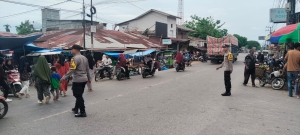 Polsek Sungai Raya Tingkatkan Pengaturan Lalu Lintas di Kawasan Pasar Pekan untuk Jaga Kamtibcarlantas