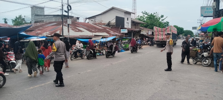 Polsek Sungai Raya Tingkatkan Pengaturan Lalu Lintas di Kawasan Pasar Pekan untuk Jaga Kamtibcarlantas