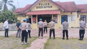 Polsek Birem Bayeun Tekankan Tugas Polri sebagai Pelindung dan Pelayan Masyarakat dalam Apel Pagi
