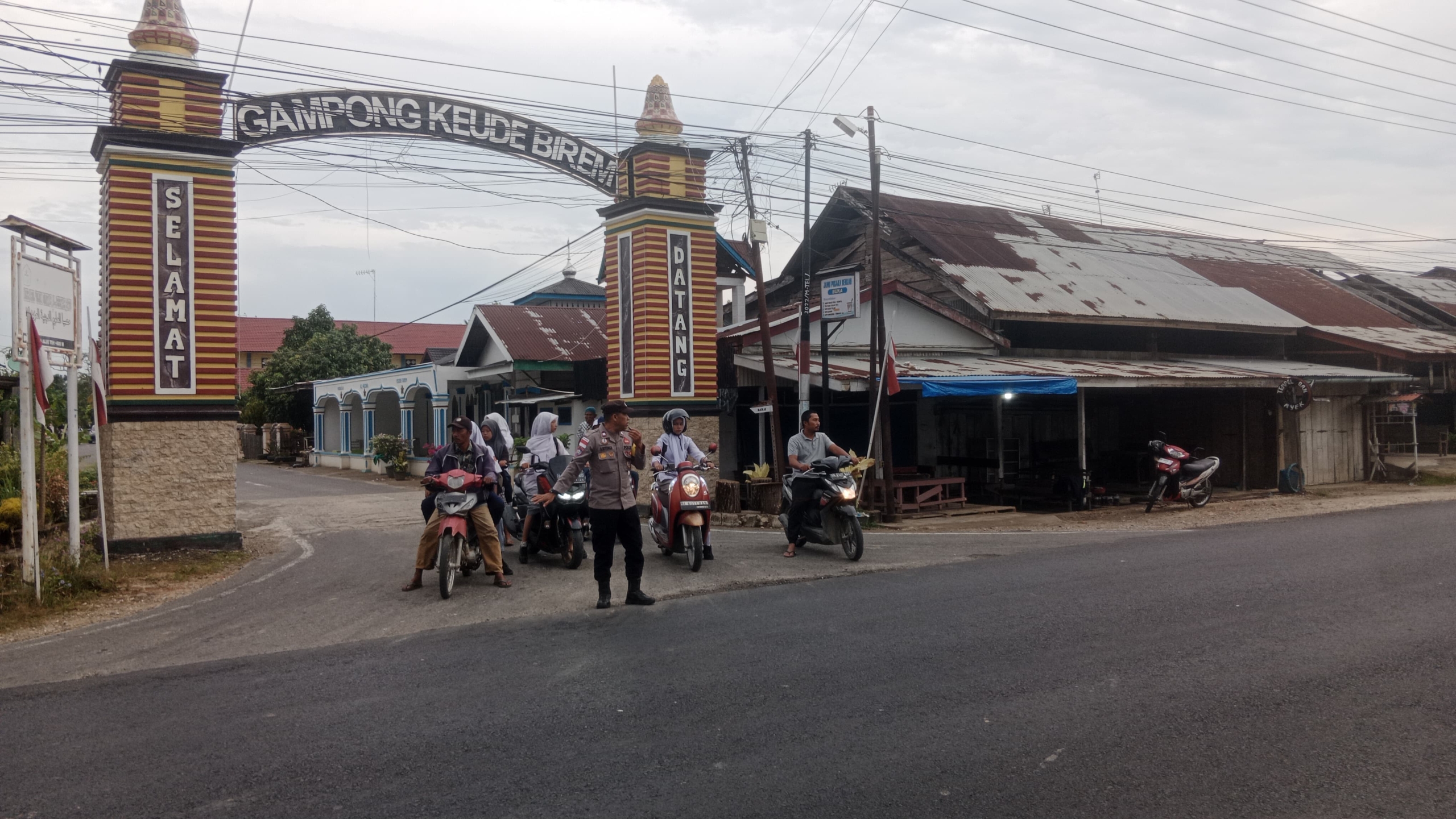 Polsek Birem Bayeun Tingkatkan Pengaturan Lalu Lintas di Kawasan Sekolah dan Simpang Pasar